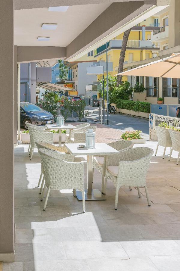 Hotel Confort Римини Экстерьер фото