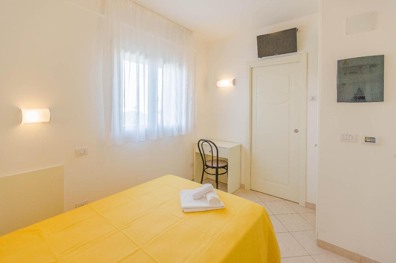 Hotel Confort Римини Экстерьер фото