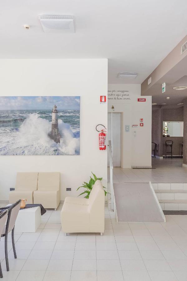 Hotel Confort Римини Экстерьер фото