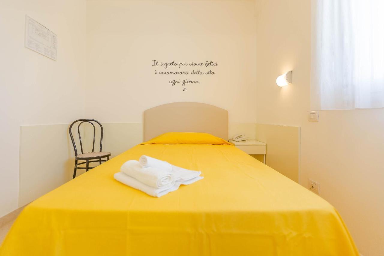 Hotel Confort Римини Экстерьер фото