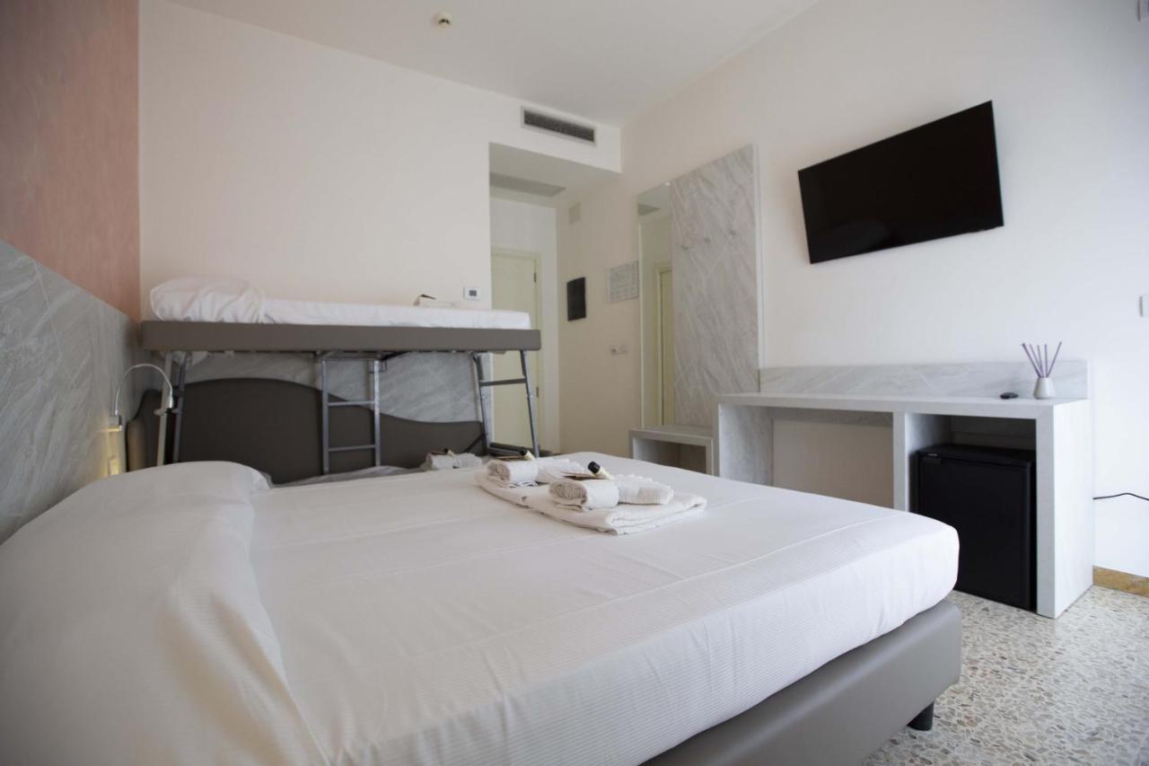 Hotel Confort Римини Экстерьер фото