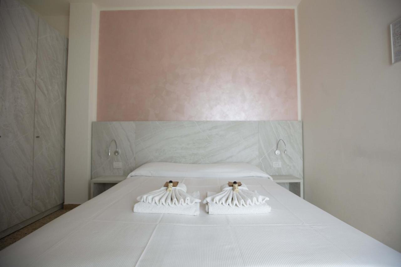 Hotel Confort Римини Экстерьер фото
