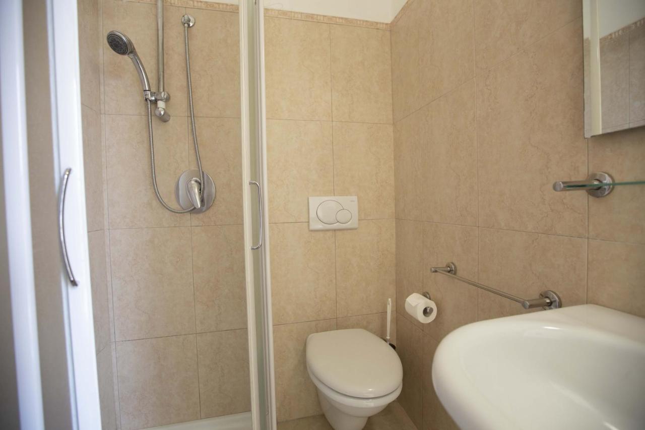 Hotel Confort Римини Экстерьер фото