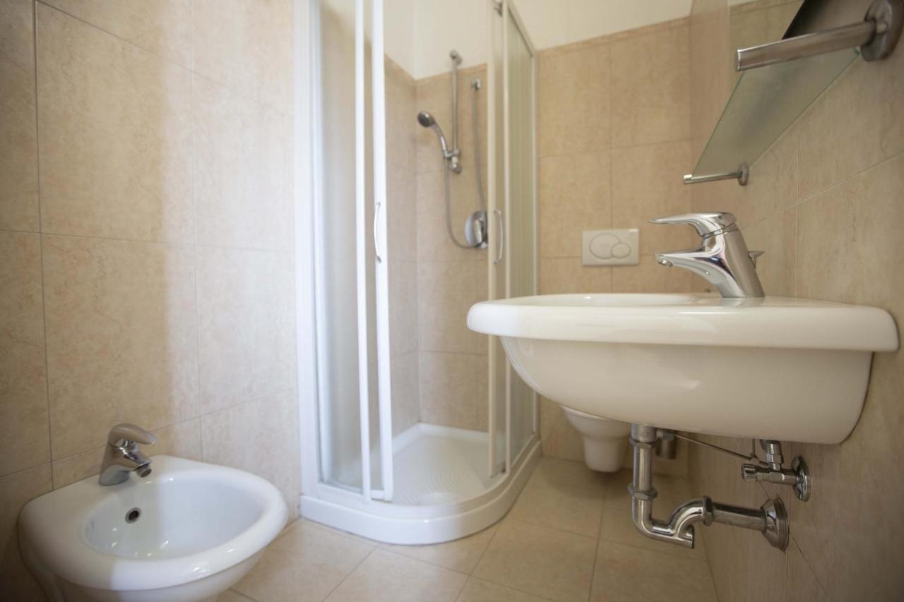 Hotel Confort Римини Экстерьер фото