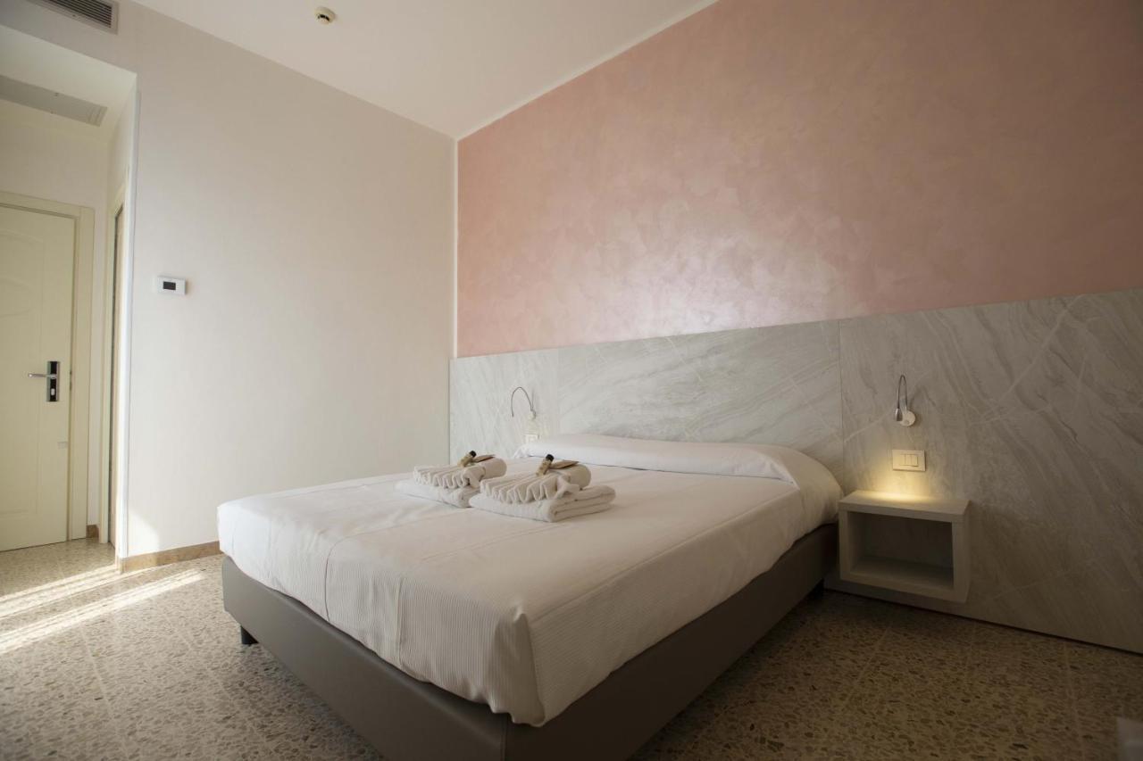 Hotel Confort Римини Экстерьер фото