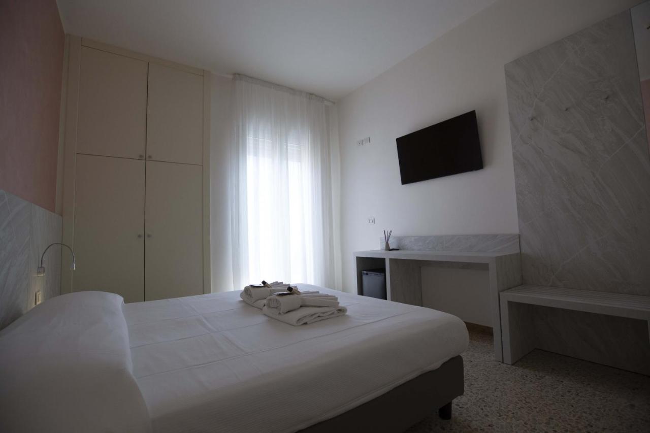 Hotel Confort Римини Экстерьер фото