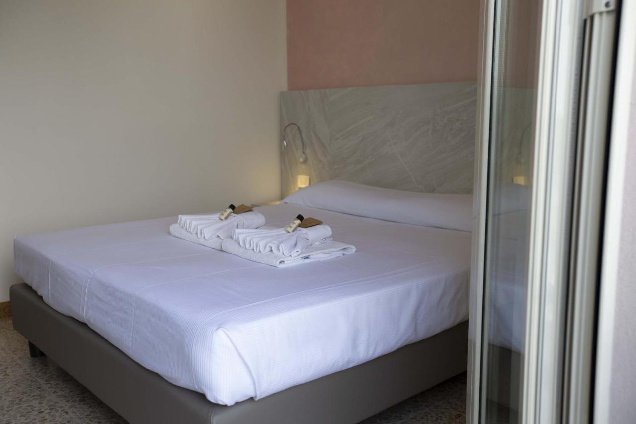 Hotel Confort Римини Экстерьер фото