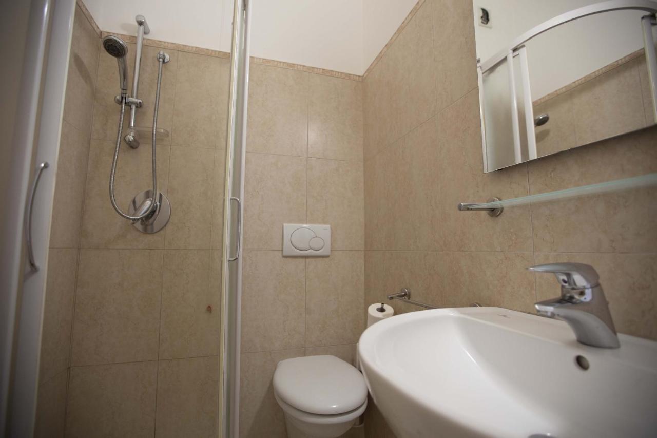 Hotel Confort Римини Экстерьер фото