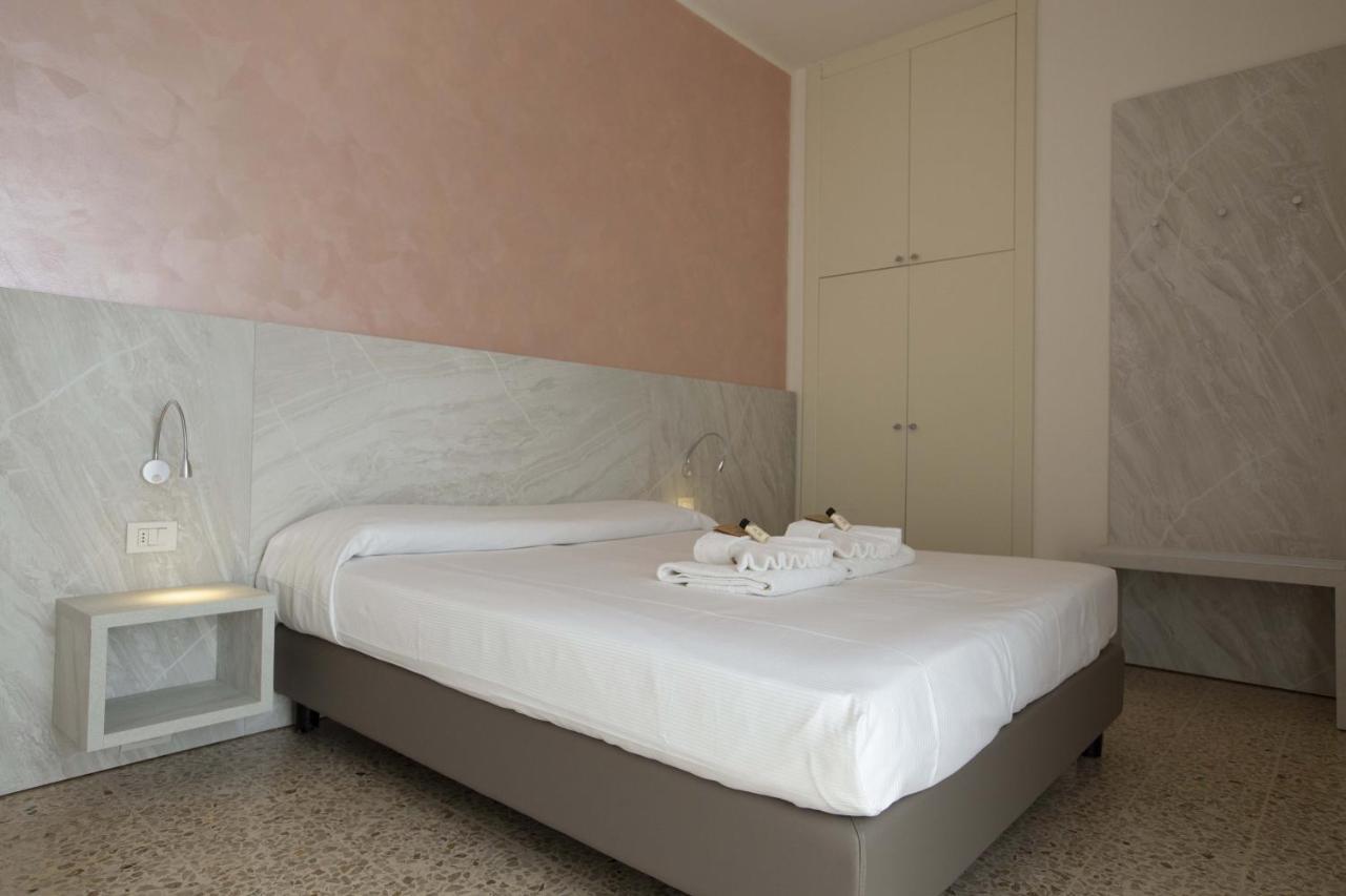 Hotel Confort Римини Экстерьер фото